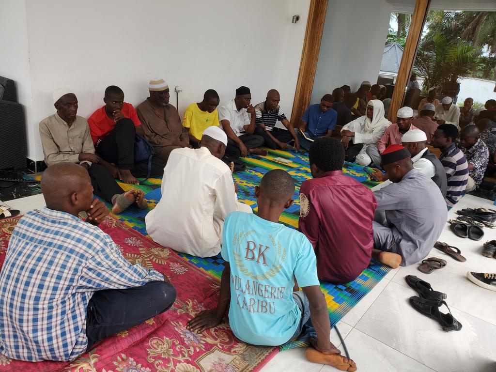 #RDC #Kindu : Au 2ème jour du rappel à Allah de Maman Aziza Risasi, mère du Sénateur <a href="/SalomonKalonda/">Salomon SK Della</a>, ses frères musulmans fidèles font la prière du " #TAWASUUL" pour implorer la miséricorde et le pardon d'Allah, comme enseigné dans le Coran, pour qu'Il l'accueille au Paradis.