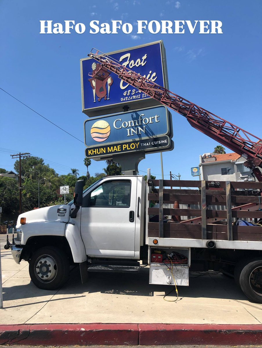 justinmitchell's tweet photo. Every time I see a new boring sign go up in L.A., I think about the Happy Foot / Sad Foot sign down the street on Benton Way. It’s been gone for years, but I still wish it was there - just so I’d know how to feel every day.🙂🦶😞🦶

#losangelesnostalgia #happyfootsadfoot #silverlake #laforever #signsofthelosangeles
#hafosafo