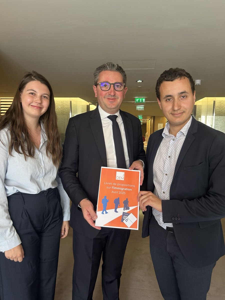 J_Democrates's tweet photo. 🗣️ Aujourd'hui, remise officielle de notre rapport sur l'immigration à Romain Daubié, député de l'Ain et membre de la Commission des Affaires économiques.

💪 C'est un pas de plus pour les idées démocrates !

🟠 Un grand merci à @romaindaubie pour ce moment ! https://t.co/XkdVy3Te8Z