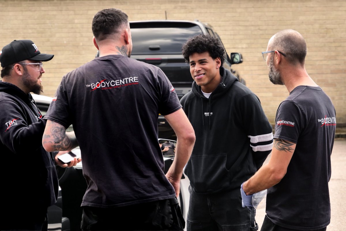 It was a pleasure welcoming back Norwich City Legend Onel Hernandez to The Bodycentre.

When dropping off his car, Onel also took the time to chat with a few of our team members, who are huge Norwich fans, and have a photo with them. A real class act. 💛💚

#autobodyshop #NCFC