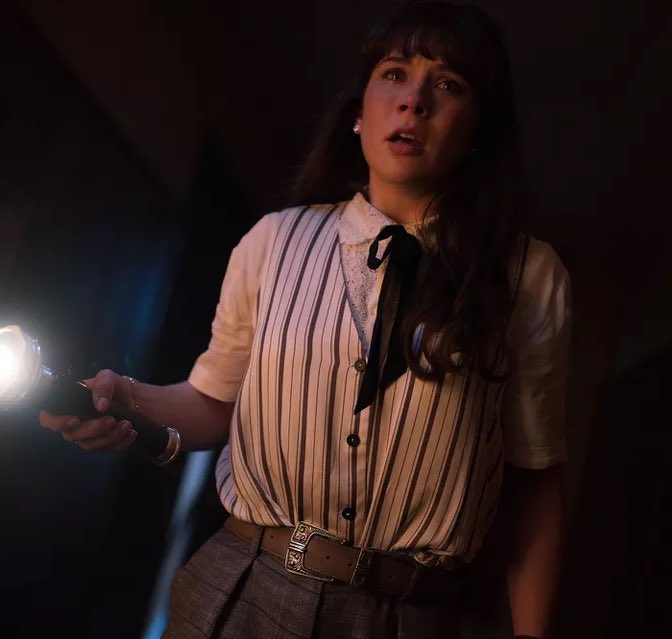 ConjuringBrasil's tweet image. Michael Chaves sobre Judy Warren em INVOCAÇÃO DO MAL 4: O ÚLTIMO RITUAL:
“É uma visão um pouco diferente da Judy que já vimos antes. Acho que é uma visão mais interessante e mais real de como é crescer como filha dos Warren. Como é viver em uma sala de artefatos cheia de itens…