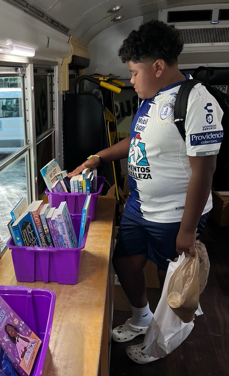 brucearector's tweet image. We had a great time welcoming the Juvenile Welfare Board of Pinellas County Summer Book Bus Tour to Clearwater Neighborhood Family Center. The Book Bus is making the rounds to dozens of Pinellas neighborhoods and giving away 5,000 new books to kids. #OurYouthOurFuture #reading