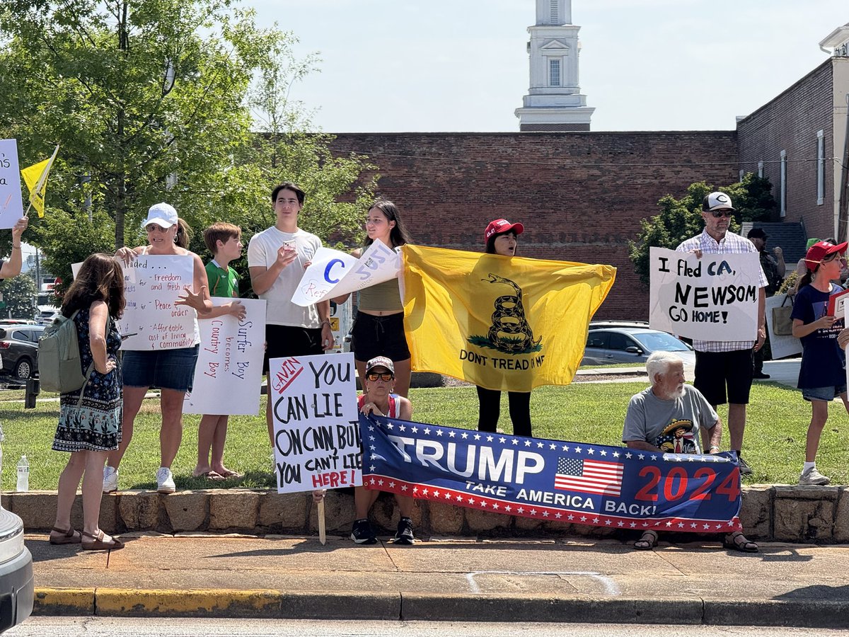 anniebryson28's tweet image. About 30 people protest CA Governor Gavin Newsom's visit to Pickens, South Carolina