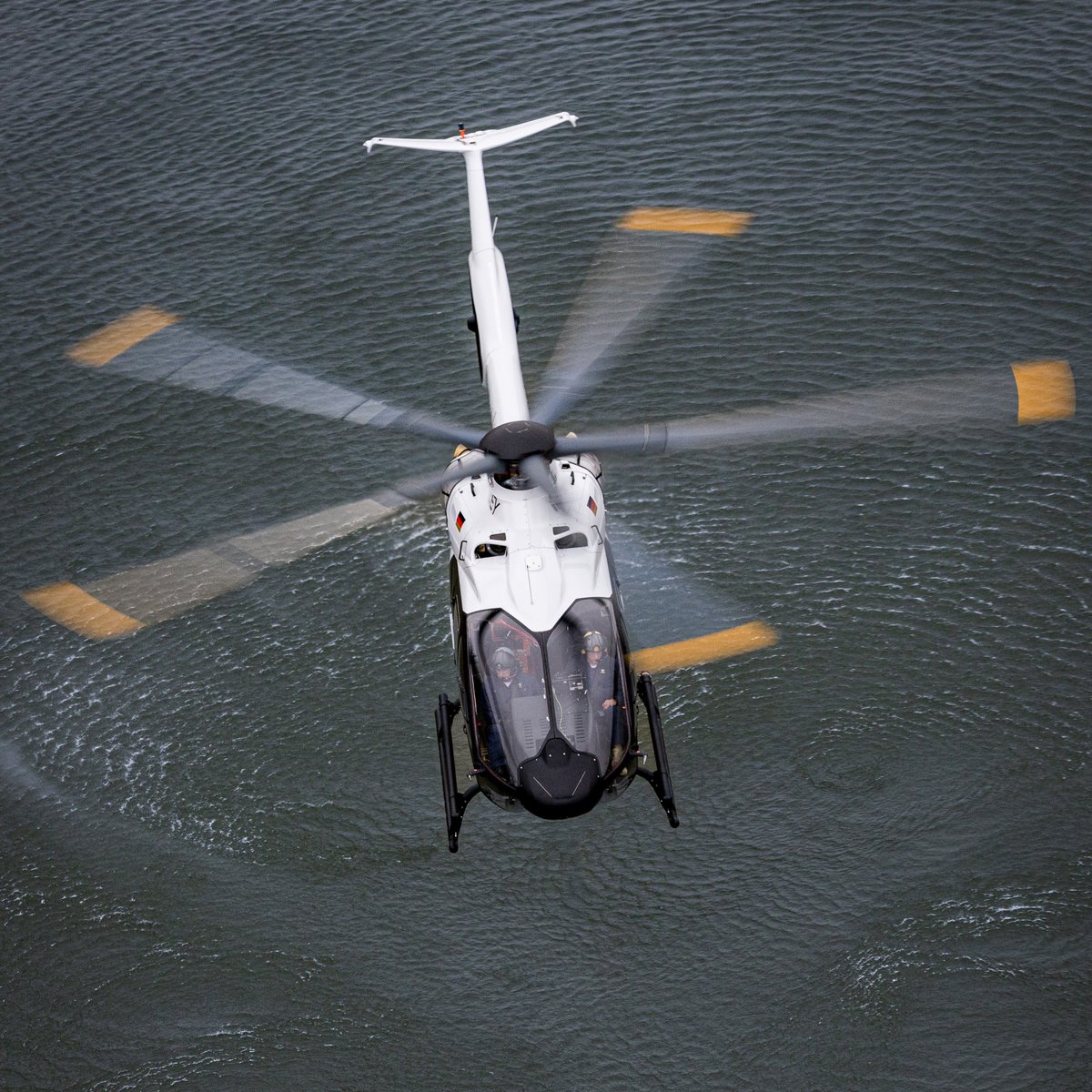 AirbusHeli's tweet image. It’s official! DRF Luftrettung converts its VERTICON LOI into a firm order for 10 new #H140 helicopters. This major step in their fleet renewal will enhance patient care across Germany. 🇩🇪
Proud of our long-standing partnership! 🚁🤝
#HEMS #AirRescue