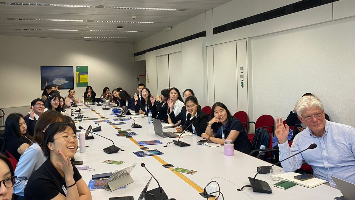 GENetwork's tweet photo. Today, students from Chinese universities visited #EnvironmentHouse for a discussion on #GENeva as a global hub for env’t governance.
Lively exchanges were held with Tapiwa Nxele of @UNEP on chemicals & waste, & Thomas Deleuil w/ Katherine Huang of @CITES on #WildlifeTrade. https://t.co/2ERTMSUoLY