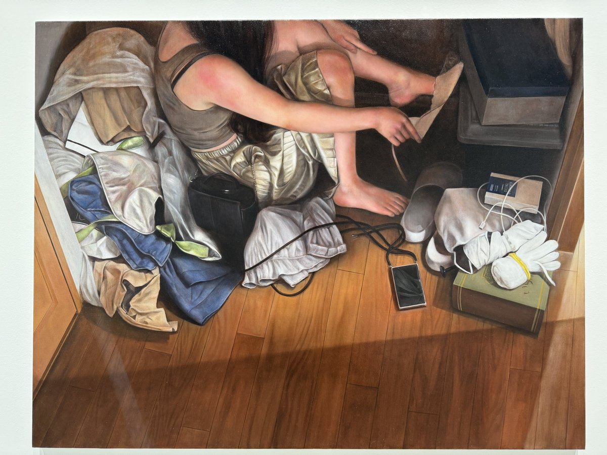 guemuin's tweet image. 代官山LURF GALLERY で開催中のグループ展「着想と実行」を拝見
写真は三成花奈さんの作品
体温と血を感じる写実画
三成さんご自身が、玄関先で力尽きてこんな感じになってることがあるような気がする