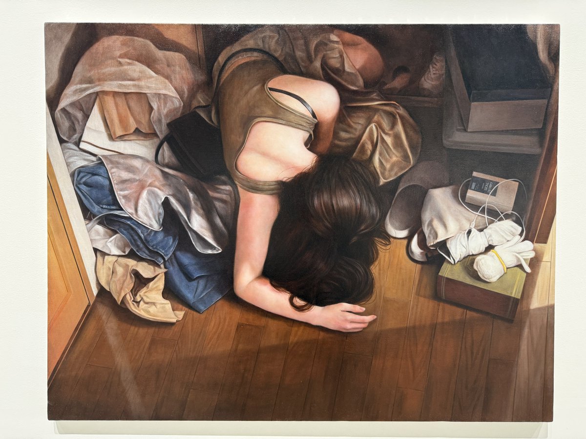 guemuin's tweet image. 代官山LURF GALLERY で開催中のグループ展「着想と実行」を拝見
写真は三成花奈さんの作品
体温と血を感じる写実画
三成さんご自身が、玄関先で力尽きてこんな感じになってることがあるような気がする
