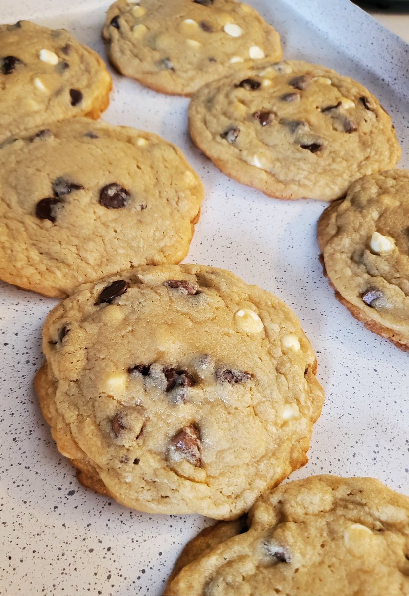 ALawRadio's tweet image. First attempt at jumbo cookies with a variety of chocolate chips. Hoping they taste as good as they smell in the kitchen.😋 #Summertime 😎