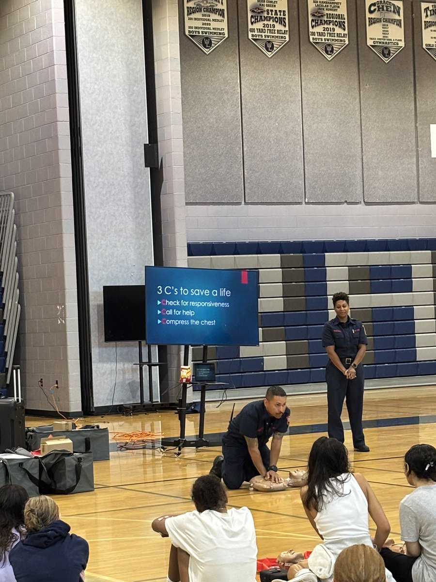 ArlingtonVaFD's tweet image. Our #Hands2Hearts team was at W&L HS training @APSVirginia summer students the life saving skill of hands only CPR!