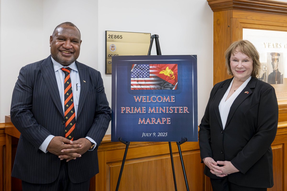 thejointstaff's tweet image. Adm. Grady met with #PapuaNewGuinea Prime Minister James Marape in D.C. today. The leaders discussed advancing defense cooperation and reaffirmed a shared commitment to peace, security, and deterrence across the #IndoPacific region. #AlliesAndPartners
