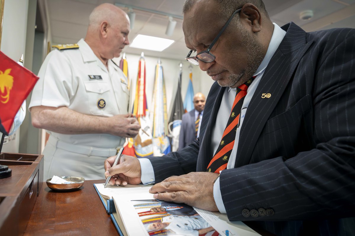 thejointstaff's tweet image. Adm. Grady met with #PapuaNewGuinea Prime Minister James Marape in D.C. today. The leaders discussed advancing defense cooperation and reaffirmed a shared commitment to peace, security, and deterrence across the #IndoPacific region. #AlliesAndPartners