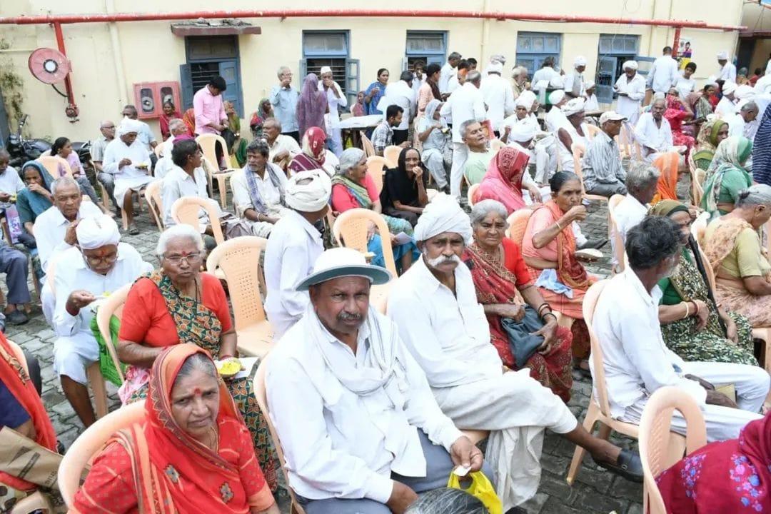 a_digvijaysinh's tweet photo. માન. વડાપ્રધાન શ્રી @narendramodi જીના નેતૃત્વમાં શરૂ થયેલી વયોશ્રી યોજના અંતર્ગત તળાજા ખાતે યોજાયેલ વિશેષ તબીબી મૂલ્યાંકન શિબિરમાં ખૂબ મોટી સંખ્યામાં વયોવૃદ્ધ નાગરિકોએ તબીબી નિદાન કરાવી જરૂરી સહાયક સાધનો માટે નોંધણી કરાવી રહ્યાં છે #ModiForElders #VayoshreeYojana https://t.co/h6TVNNUjxn