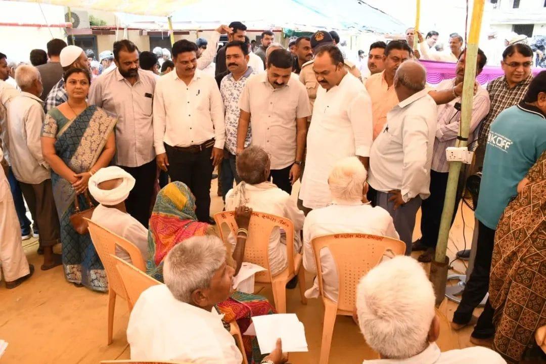 a_digvijaysinh's tweet photo. માન. વડાપ્રધાન શ્રી @narendramodi જીના નેતૃત્વમાં શરૂ થયેલી વયોશ્રી યોજના અંતર્ગત તળાજા ખાતે યોજાયેલ વિશેષ તબીબી મૂલ્યાંકન શિબિરમાં ખૂબ મોટી સંખ્યામાં વયોવૃદ્ધ નાગરિકોએ તબીબી નિદાન કરાવી જરૂરી સહાયક સાધનો માટે નોંધણી કરાવી રહ્યાં છે #ModiForElders #VayoshreeYojana https://t.co/h6TVNNUjxn