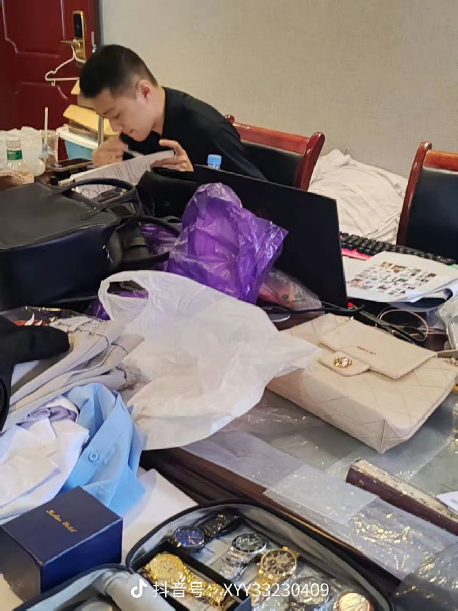 guaniuwu's tweet photo. our busy director https://t.co/TB4PnyZDOm