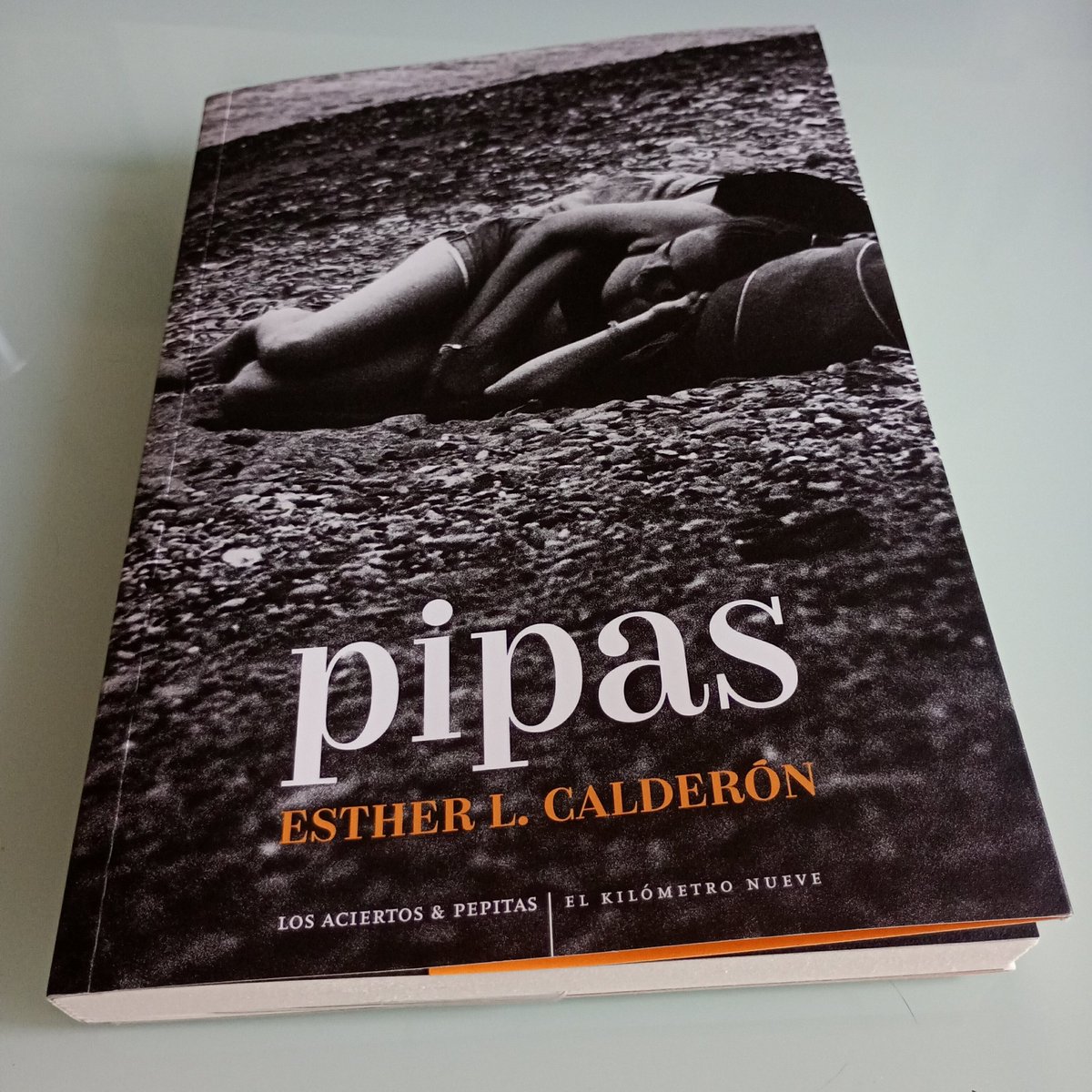 Lachurri's tweet image. Pipas es la historia de una generación y 2 y 3, pero sobre todo una, la de los nacidos a finales de los 70 y principios de los 80 y los daños colaterales que arrastramos. Pipas es una bolsa de pipas de las caras, de las que le gustaban a Chilo, de la que no podrás dejar de comer.