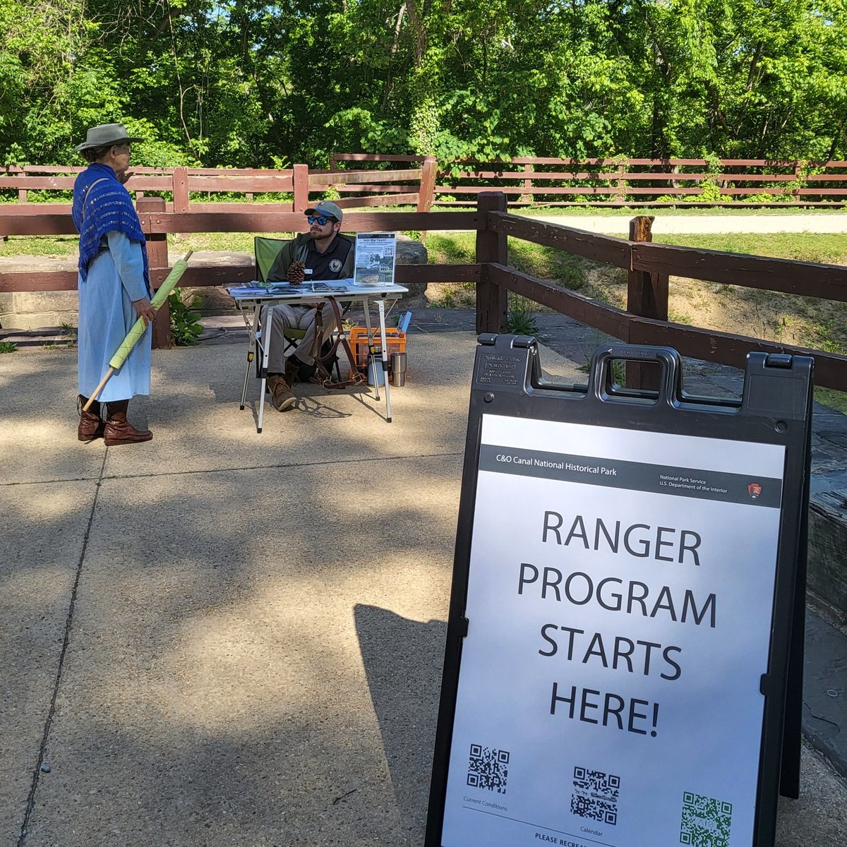 NPSYouth's tweet image. Are you interested in connecting students with 📱 digital resources about national parks? Become a Digital Education Program intern at @COcanalNPS through the @the_sca!

📸 NPS 

Learn more and apply now ➡️ myjobs.adp.com/scacareers/cx/…

#NPSYoungAdults #SCA #DigitalResources