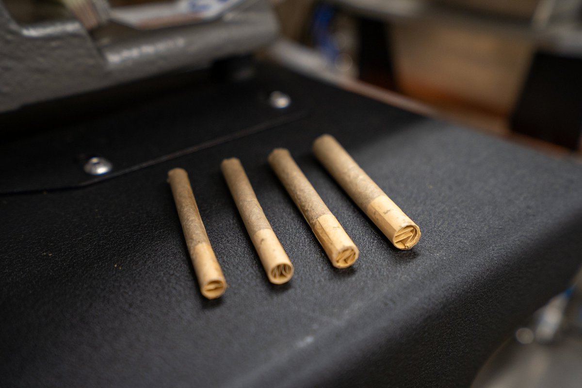 Each straight cut is sized based on the individual biomass metrics of a singular cultivar to ensure a perfect burn. This is the evolution of the pre roll. ✊️
#Craftcannabis
#craftpreroll
#straightcut
victoriacannabiscompany.com