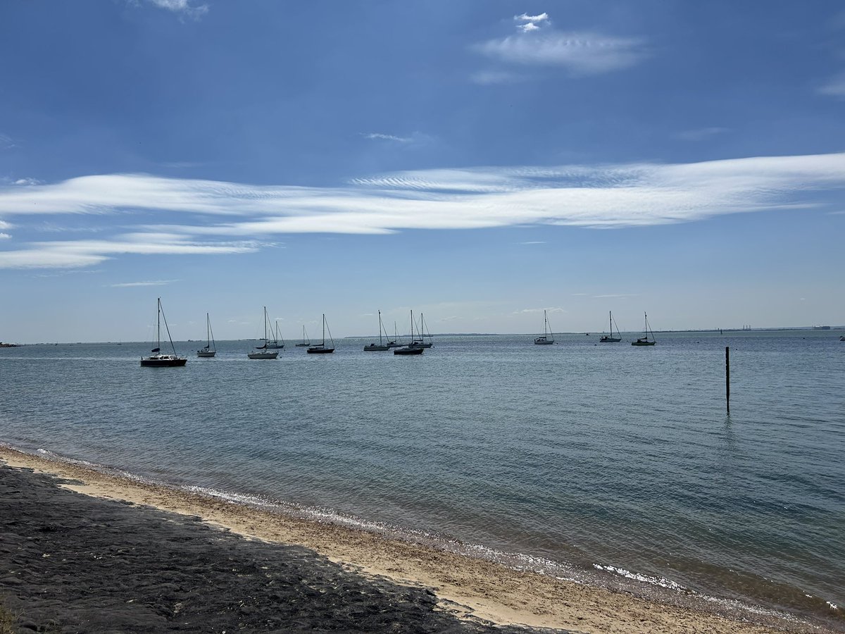 mbquane's tweet image. Went Leigh-on-sea today as I was walking along the sea wall I thought 💭 to myself it’s possibly the only place I actually like visiting now that says it all about how the UK has actually declined in places I regularly visit. #LeighOnSea