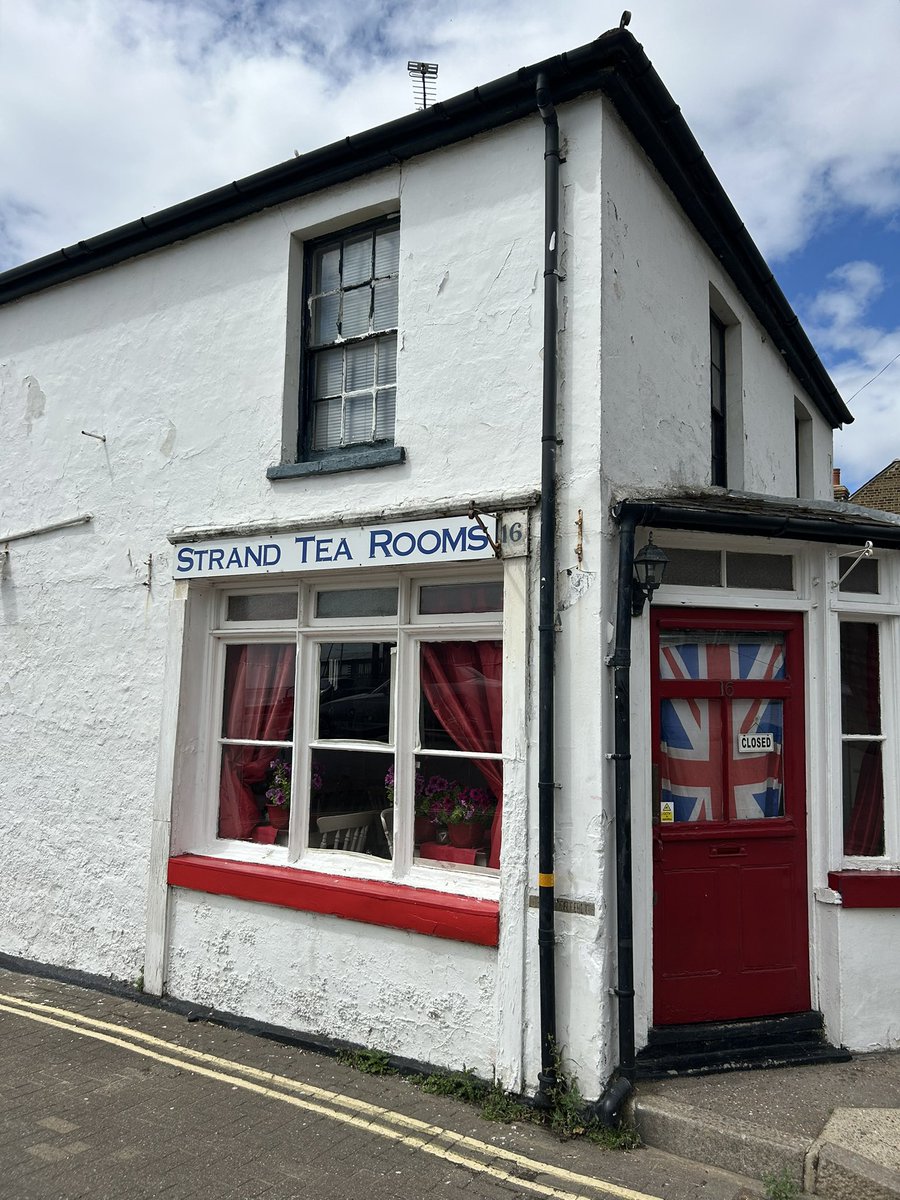 mbquane's tweet image. Went Leigh-on-sea today as I was walking along the sea wall I thought 💭 to myself it’s possibly the only place I actually like visiting now that says it all about how the UK has actually declined in places I regularly visit. #LeighOnSea