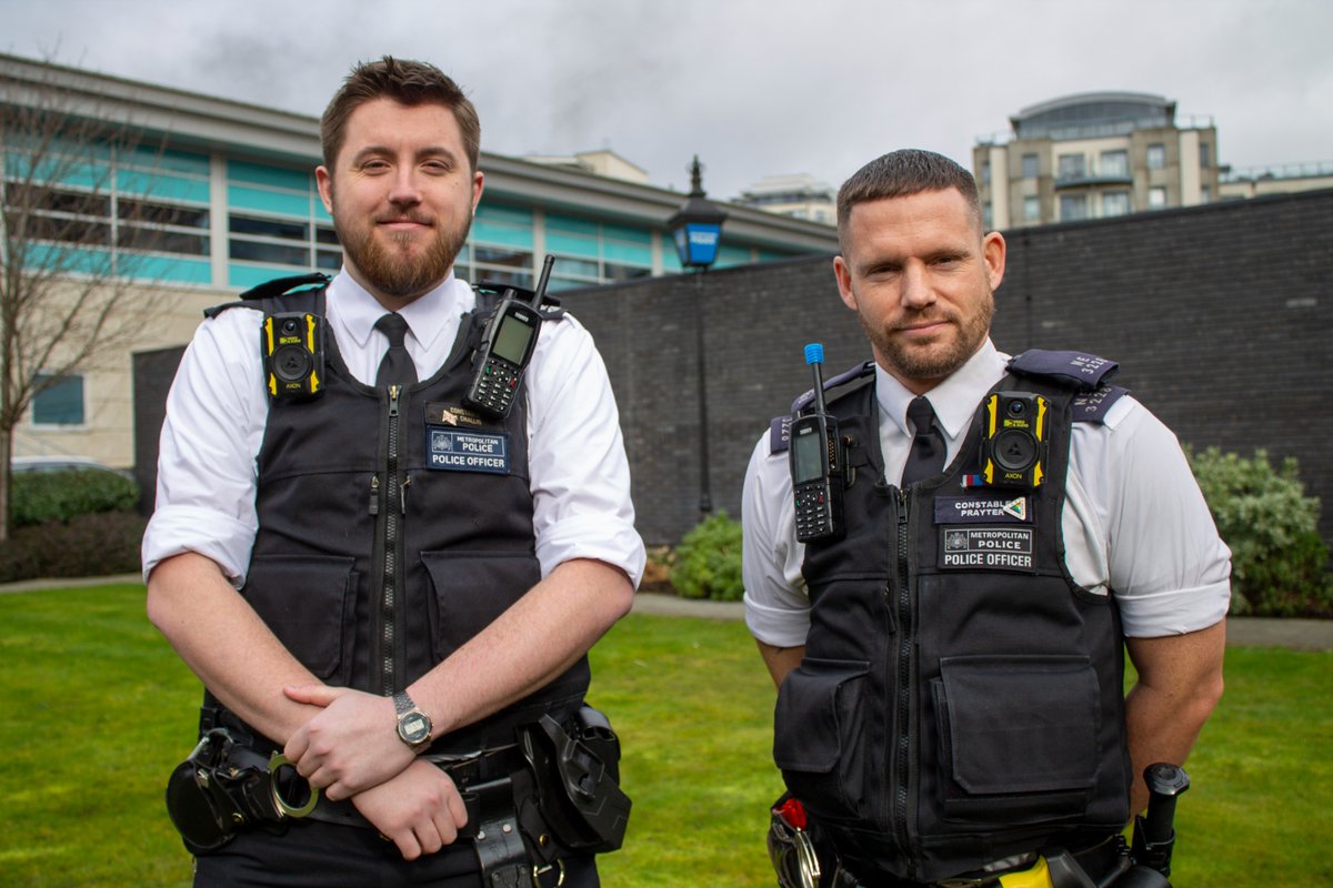 Two @MetPoliceUK officers who apprehended a dangerous man with a sledgehammer, who had just tried to murder two members of the public have been nominated for The National #PoliceBravery Awards metfed.org.uk/news/officers-… Congratulations PC Aaron Prayter and PC Alfie Challis