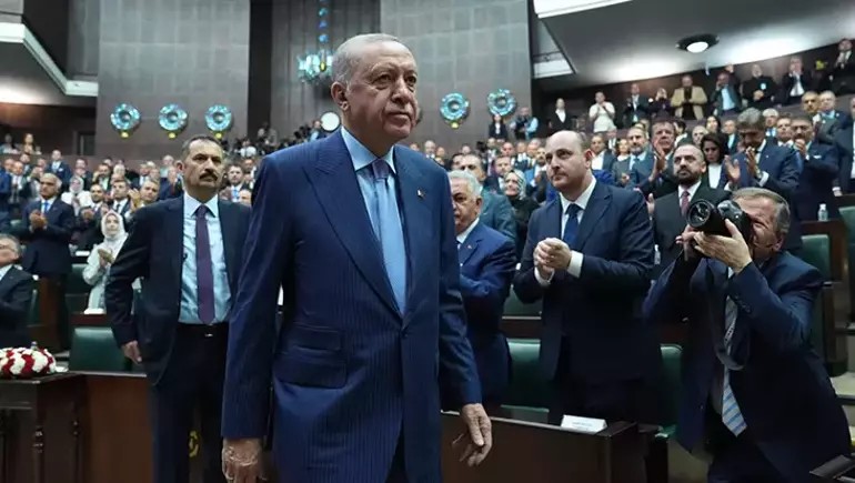 🇹🇷Bay Kaplan🇹🇷 (@kaplan_e_) on Twitter photo Bizim halkımız karikatür tipleri sever. Milletimiz,CHP Genel Başkanı sıfatıyla mecburen maruz kaldığı bu şahsın sahnedeki garip hallerini,çekirdek çitleyip çay içerek seyrediyor,gülüyor, eğleniyor.Ülkeye bir faydası yok ama en azından milleti eğlendiriyor.
<a href="/RTErdogan/">Recep Tayyip Erdoğan</a> Bizim halkımız karikatür tipleri sever. Milletimiz,CHP Genel Başkanı sıfatıyla mecburen maruz kaldığı bu şahsın sahnedeki garip hallerini,çekirdek çitleyip çay içerek seyrediyor,gülüyor, eğleniyor.Ülkeye bir faydası yok ama en azından milleti eğlendiriyor.
<a href="/RTErdogan/">Recep Tayyip Erdoğan</a>