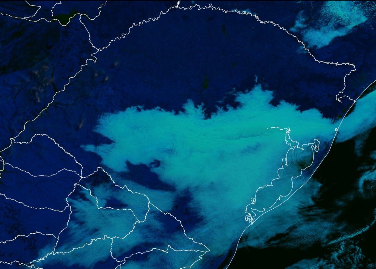 metsul's tweet photo. ⚠️ TEMPO | Inversão térmica manterá as nuvens e o frio o dia todo em parte do Rio Grande do Sul. Entenda o que é inversão e o que está ocorrendo hoje. ▶️ https://t.co/9nzmFyOtcn https://t.co/LWlRJHOdvg