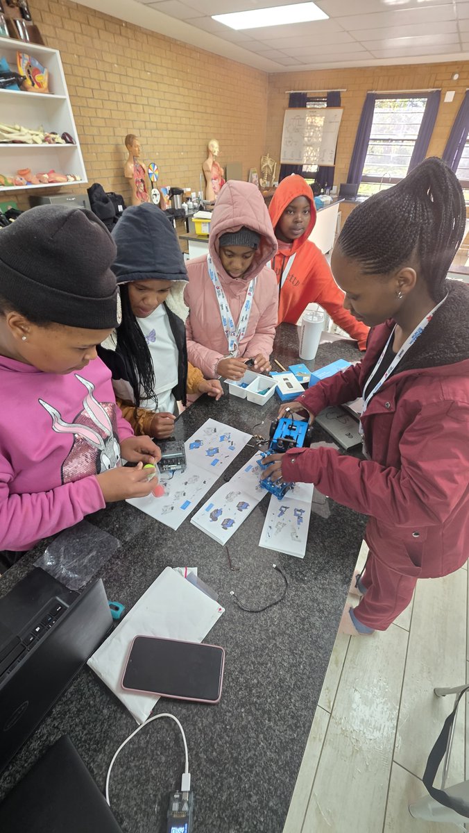 unwomenSA's tweet image. Day 6/10 at @AGCCIAfrica_1 bootcamp in JHB,
🇿🇦

From pitching bold ideas in web dev &amp;amp; graphic design to building and coding robots — the girls brought innovation, teamwork &amp;amp; problem-solving to life! 

#AfricanGirlsCanCode