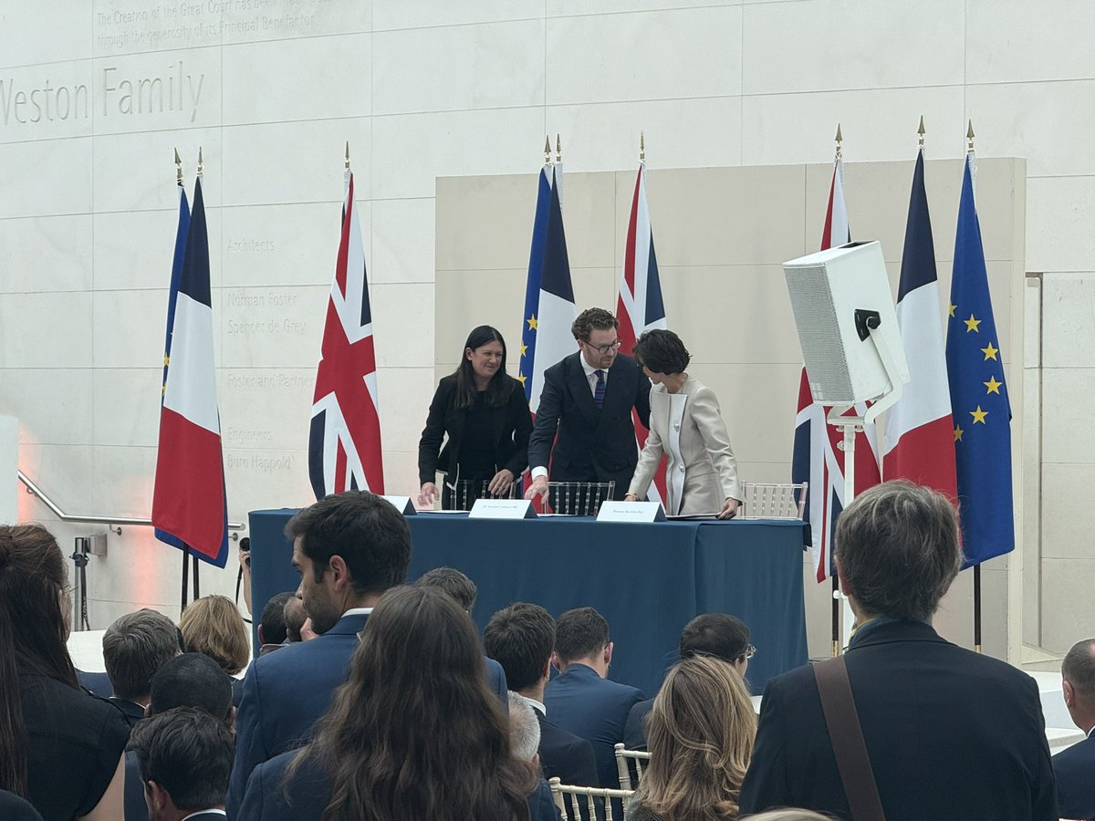 ThomasDespre's tweet image. À Londres, Rachida Dati signe l’accord de prêt de la Tapisserie de Bayeux au British Museum. L’œuvre de 70 m doit être transféré au musée au printemps 2026 @RTLFrance @BayeuxOfficiel