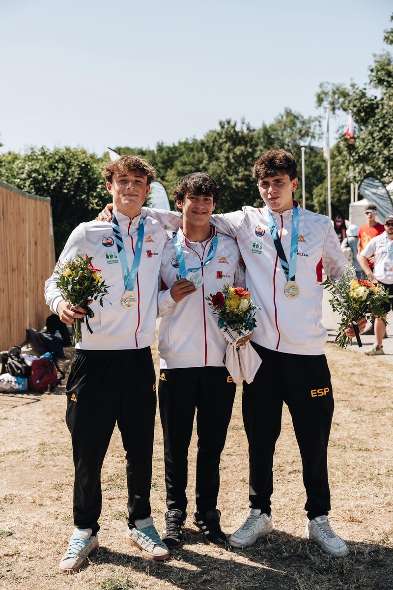 RFEPiraguismo's tweet photo. 🚀🌏¡¡¡𝐒𝐔𝐁𝐂𝐀𝐌𝐏𝐄𝐎𝐍𝐄𝐒 𝐃𝐄𝐋 𝐌𝐔𝐍𝐃𝐎!!!

🥈🔥¡Oihan Deus, Oier Díaz y Marc Vicente se cuelgan la medalla de plata en C1 Junior!

🧑‍🤝‍🧑Las patrullas siguen dando alegrías al #CanoESP 🇪🇸
#SomosPalistas https://t.co/fOgqJCZc00