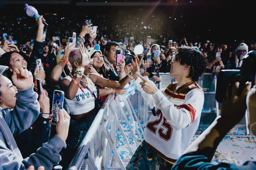 LO QUE PASÓ CON #BTS MIENTRAS DORMÍAS ✨💜

• V, Jimin y J-Hope felicitaron a ARMY por nuestro aniversario 🎉
• Jimin publicó una foto desde el estudio, y nos dijo que está trabajando duro (en música) 👀🎶
• Hobi compartió muchas fotos de ARMY en conciertos por Instagram, ↓