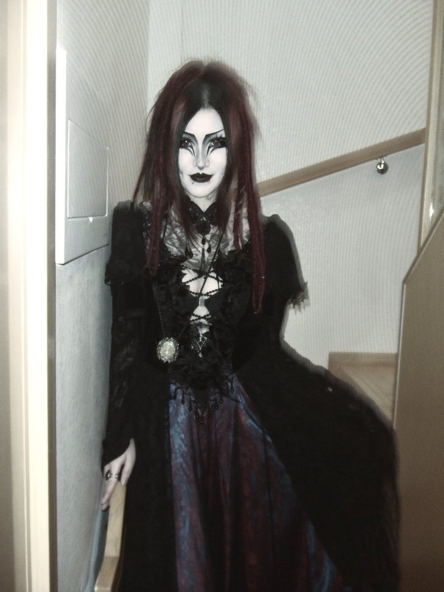 KII999ARA's tweet photo. #goth 
#gothgirl 
#gothmakeup https://t.co/b4WlEOCLaN