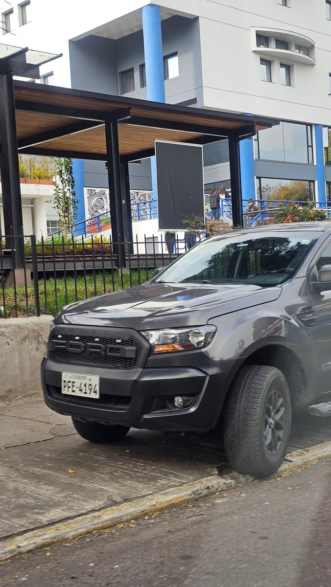 javoec's tweet photo. Al parecer los controles de @AMT_Quito @movilidadquito_ no aplican a los #SinPlacasEc o un #QuitoSinAceras. ¿Seguros que en lugar de publicidad no es mejor realmente controlar y sancionar?
#ElZorroFalseta (?) https://t.co/2Ot9Ef8k23