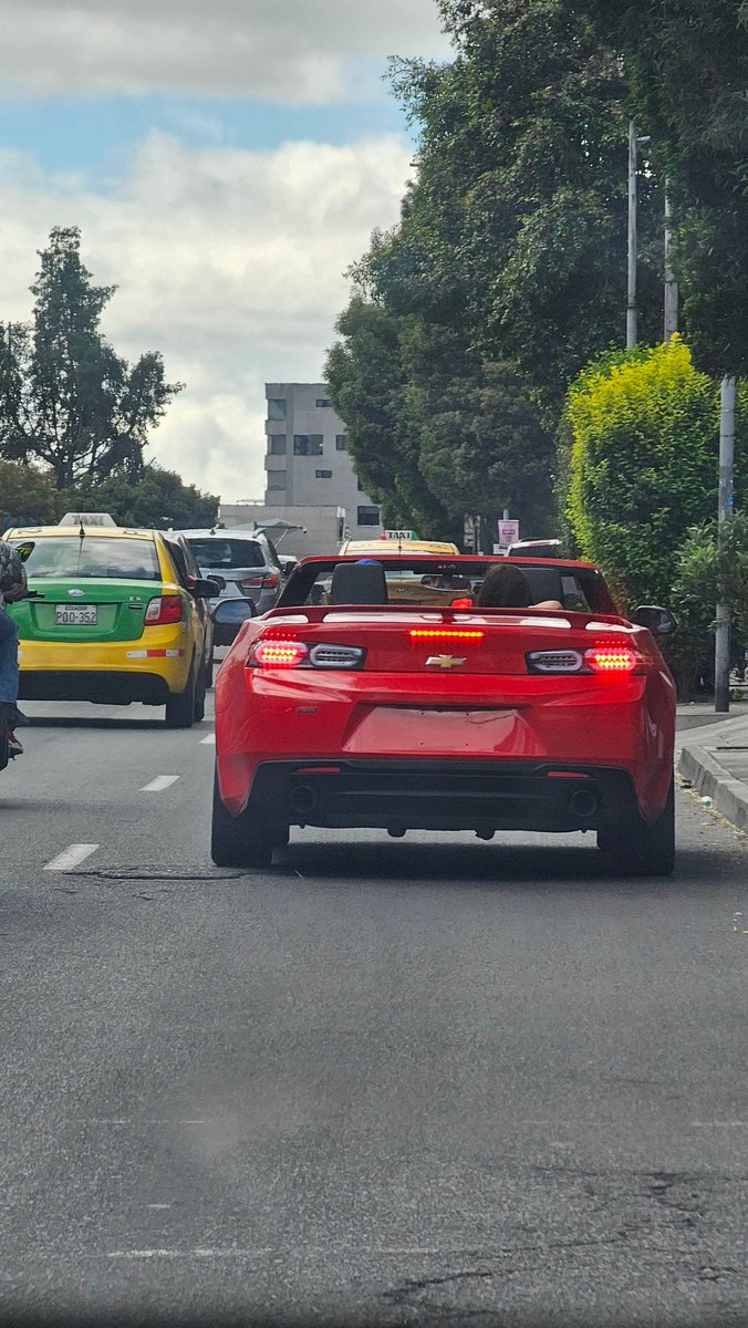 javoec's tweet photo. Al parecer los controles de @AMT_Quito @movilidadquito_ no aplican a los #SinPlacasEc o un #QuitoSinAceras. ¿Seguros que en lugar de publicidad no es mejor realmente controlar y sancionar?
#ElZorroFalseta (?) https://t.co/2Ot9Ef8k23
