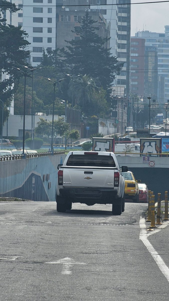 javoec's tweet photo. Al parecer los controles de @AMT_Quito @movilidadquito_ no aplican a los #SinPlacasEc o un #QuitoSinAceras. ¿Seguros que en lugar de publicidad no es mejor realmente controlar y sancionar?
#ElZorroFalseta (?) https://t.co/2Ot9Ef8k23