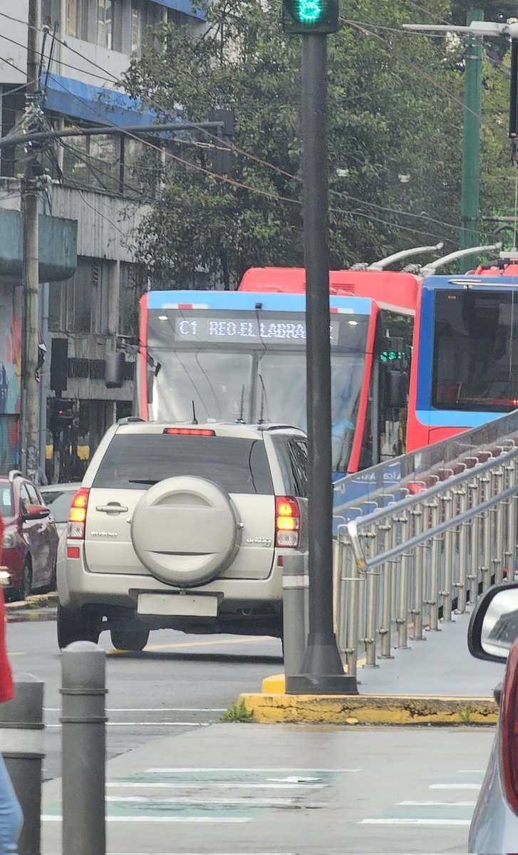 javoec's tweet photo. Al parecer los controles de @AMT_Quito @movilidadquito_ no aplican a los #SinPlacasEc o un #QuitoSinAceras. ¿Seguros que en lugar de publicidad no es mejor realmente controlar y sancionar?
#ElZorroFalseta (?) https://t.co/2Ot9Ef8k23