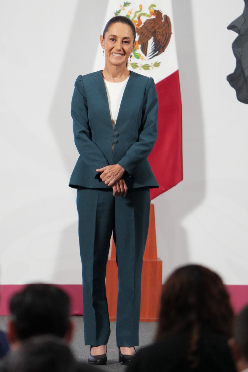 luisghernan's tweet photo. Durante décadas, distintos Presidentes permitieron a Salinas Pliego hacer y deshacer a su antojo...

Por ello es más significativa la forma en que la Presidenta @Claudiashein le marca el alto y lo somete, firme, valiente y sin ambigüedades:

¡Le llegó su hora al usurero! https://t.co/zsqnbxjFJX