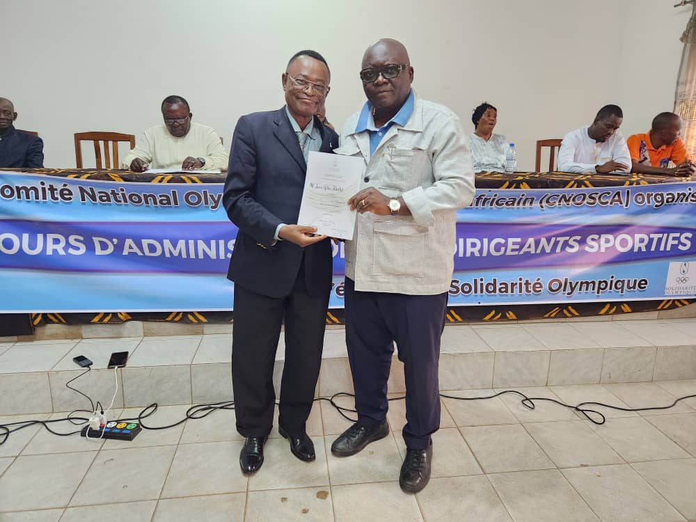 Actualités <a href="/CNOSCA2/">Comité National Olympique et Sportif Centrafricain</a> : la 1ère session de formation pour Directeurs Nationaux de cours ( 8 candidats dont 2 femmes ) a eu lieu du 30/6 au 3/7 suivie des cours  d'admin. pour dirigeants sportifs du 7 au 9/7 au siège du CNOSCA, 20 participants dont  7 femmes. (Solidarité Olympique).