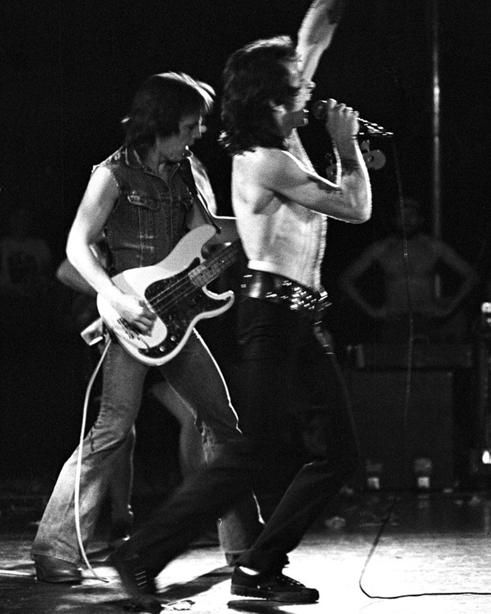 ianchriste's tweet image. It's Bon Scott's birthday! 🕶🥃🥀 Get in the van w/Bon & 1970s AC/DC in DIRTY DEEDS, by bassist Mark Evans 🎸 Mark: "If you want a wild night on the river in Hamburg – go out with Ozzy and Bon together. Man, a wrecking machine.”
bazillionpoints.com/books/dirty-de…
Photo: Bob King #bonscott