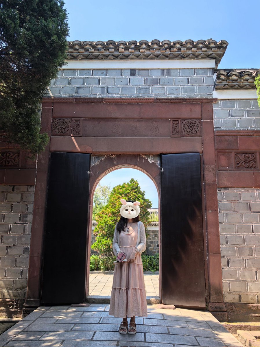 杭州 文学女主招绿奴 ‖女主身高166，体重91，88年，有固定情人，文学素养一流，顶级写作创作水平，寻绿奴或绿奴老公，她的要求是舔狗、越顺从越好，无条件对她好崇拜最好，经济条件好，她能给人很大情绪价值，情商很高，身材颜值很ok，能伺候情人最好，带锁无性喜当爹尤佳