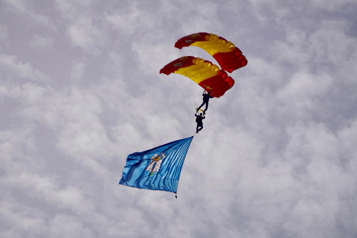 ElTimeLaPalma's tweet photo. La playa de Santa Cruz de La Palma acoge este jueves una exhibición aérea de la Patrulla Acrobática de Paracaidismo y del SAR
#LaPalma #papea
https://t.co/AEyYAhUANz https://t.co/kvRsmfTFn2