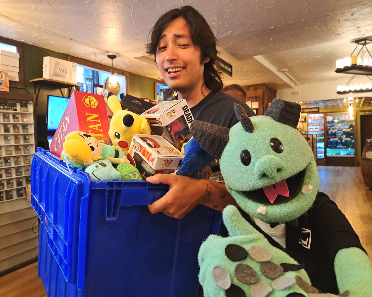 LevelUpMN's tweet image. "The staff at Level Up are always super helpful! Noah didn't seem too busy so I got a picture with him!" -Lu