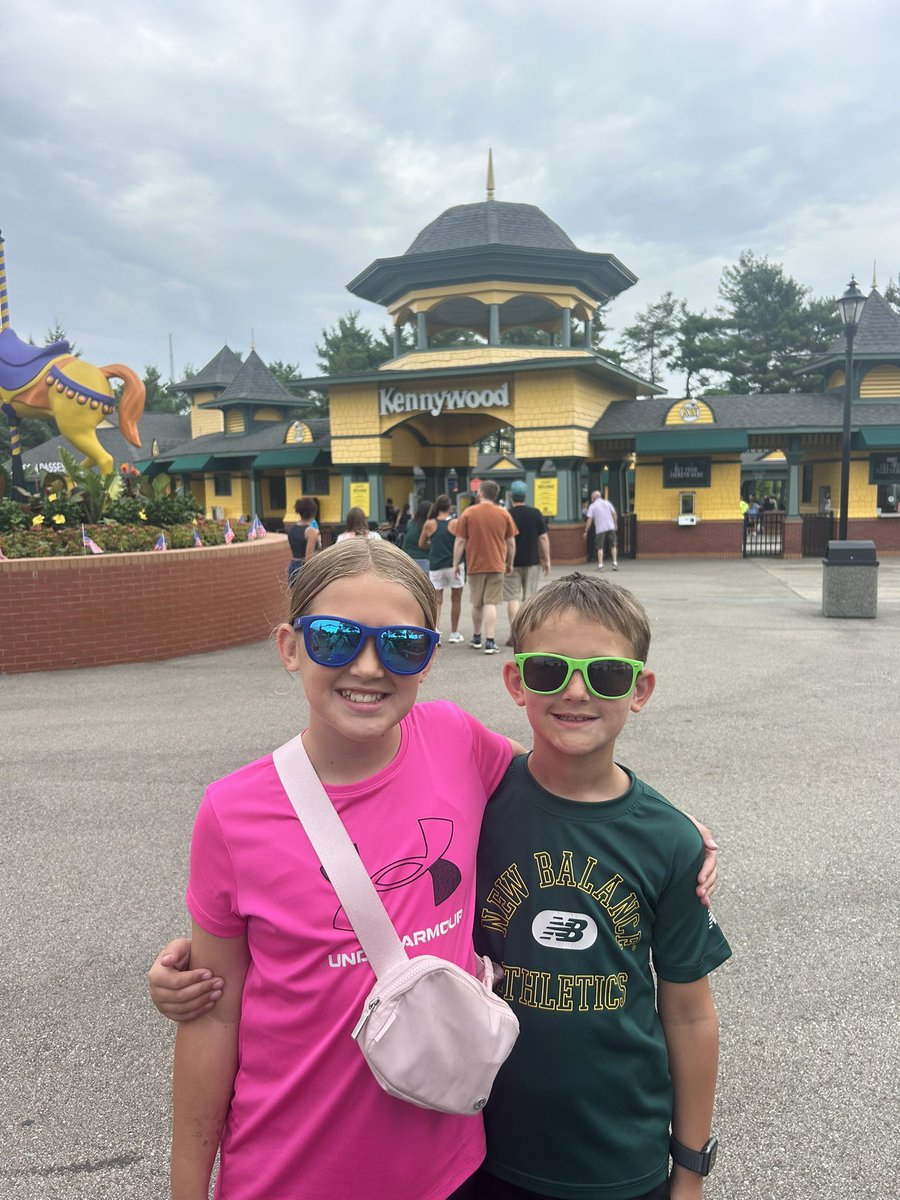 RyanKennedy_22's tweet photo. #AddyDaddyAndColt checking in @Kenny_Kangaroo🎢 https://t.co/GnWptIW9P1