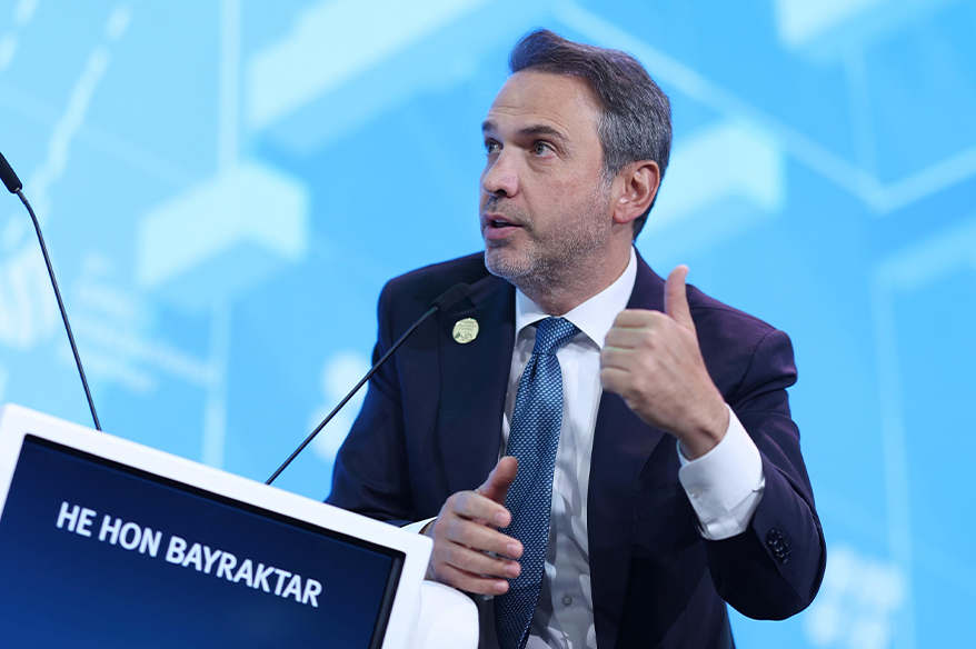 ConflictTR's tweet photo. 🔴 Enerji ve Tabii Kaynaklar Bakanı Bayraktar:

▪Önümüzdeki 10 yıl içinde güneş ve rüzgar kapasitemizi 4 katına çıkaracağız

▪2028’de de 16 milyon haneye yetecek gazı Karadeniz’den çıkaracağız

▪Arz güvenliği ve dış bağımlılığı azaltma noktasında nükleere ‘Hayır’ diyemeyiz. 20 gigavatlık bir nükleer kapasiteye ulaşmayı hedefliyoruz