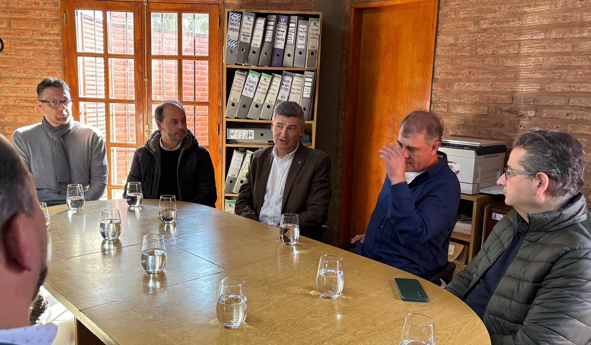 BergeseMartin's tweet photo. 🤝Con aporte de $20 millones del Programa de Fortalecimiento del @MinCoopCba , la Coop Serv Pub de Villa Retiro, podrá avanzar en el saneamiento y actualización de la red de agua de la zona Quinta Las Hermanas -viejo camino al Tirol - Tramo I 🚰 , beneficiando a 400 familias. https://t.co/sDwYgU3S8j