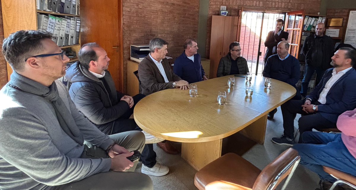 BergeseMartin's tweet photo. 🤝Con aporte de $20 millones del Programa de Fortalecimiento del @MinCoopCba , la Coop Serv Pub de Villa Retiro, podrá avanzar en el saneamiento y actualización de la red de agua de la zona Quinta Las Hermanas -viejo camino al Tirol - Tramo I 🚰 , beneficiando a 400 familias. https://t.co/sDwYgU3S8j