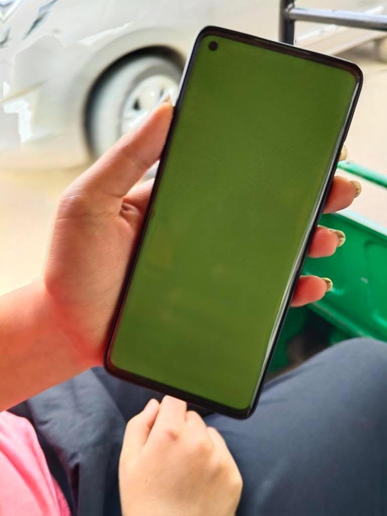 96Sheoran's tweet image. @OnePlus_IN  Green screen ka itihas phir se? OnePlus 8 pe green screen ka tamasha, aur India mein service center ₹14,000 ka dard de raha! Free replacement ka wada kahan gaya? G green screen nahi chahiye! 😡🔥 #OnePlus #GreenLineIssue #GreenScreenissue