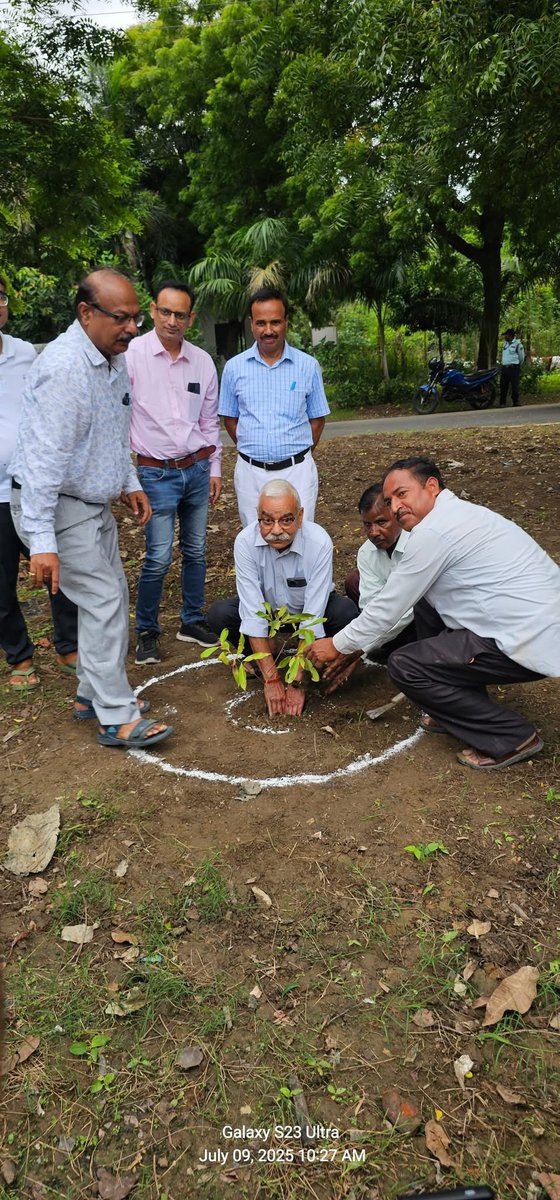 AKSriva1503's tweet image. ‘एक पेड़ माँ के नाम’ अभियान के तहत IET लखनऊ के प्रांगण में वृक्षारोपण कार्यक्रम का आयोजन IET लखनऊ एलु. एसो.के सौजन्य से किया गया। यह आयोजन प्रकृति के संरक्षण, मातृभूमि के प्रति कृतज्ञता और भावी पीढ़ियों के लिए हरित धरोहर छोड़ने के उद्देश्य से किया गया।
@GovernorofUp @CMOfficeUP