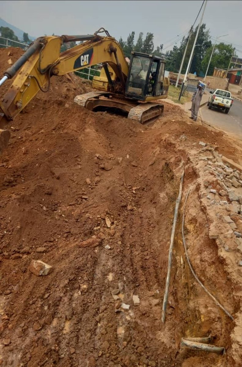 Water and Sanitation Corporation Group |Rwanda (@wasac_rwanda) on Twitter photo Turamenyesha abafatabuguzi bacu batuye <a href="/Nyarugenge/">Nyarugenge District</a> muri <a href="/RwezamenyoS/">Rwezamenyo Sector</a> na <a href="/SNyakabanda/">Nyakabanda Sector</a> bari babuze amazi kubera iyangirika ry'umuyoboro ko twasoje kuwusana. Abari babuze amazi baraza kugenda bayabona uko imiyoboro igenda yuzura, uretse abatuye ku #Mumena ahazwi nka Sezike n' Turamenyesha abafatabuguzi bacu batuye <a href="/Nyarugenge/">Nyarugenge District</a> muri <a href="/RwezamenyoS/">Rwezamenyo Sector</a> na <a href="/SNyakabanda/">Nyakabanda Sector</a> bari babuze amazi kubera iyangirika ry'umuyoboro ko twasoje kuwusana. Abari babuze amazi baraza kugenda bayabona uko imiyoboro igenda yuzura, uretse abatuye ku #Mumena ahazwi nka Sezike n'