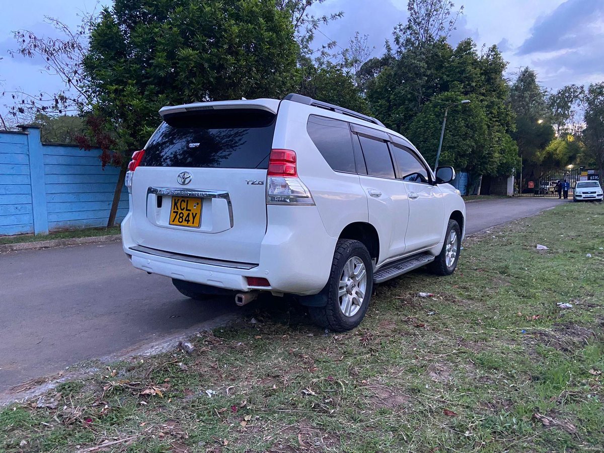 KabisaMotors's tweet photo. #NewArrival at Premium Automotive 
✅TOYOTA LANDCRUISER PRADO TZG
TRADE IN ACCEPTED 
7 SEATER
Cc 4000cc PETROL
YOM 2010
💵PRICE KSH2,800,000 NEG
☎️CALL 0746658531 or DM us.
WhatsApp - https://t.co/1WlwpzVVOe https://t.co/EdIWOOUxRi