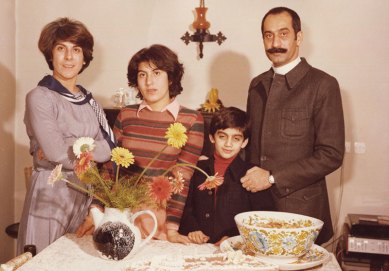 کنش سیاسی و اجتماعی پرستو فروهر و رضا پهلوی تقابل دو مکتب مصدق و پهلوی است،یکی نماد ایستادگی واستقلال و میهن پرستی و آزادیخواهی و دیگری انعکاسی از ترس و بزدلی و دریوزگی در برابر استعمار و وطن فروشی،یکی وارث  آن که بحرین را فروخت ویکی یادگار آن که در اعتراض به فروش بحرین زندان رفت